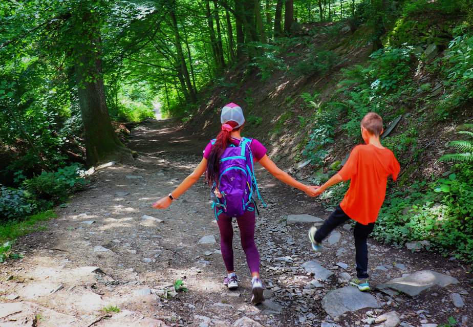 Turystka z dzieckiem, droga leśna, Czechy