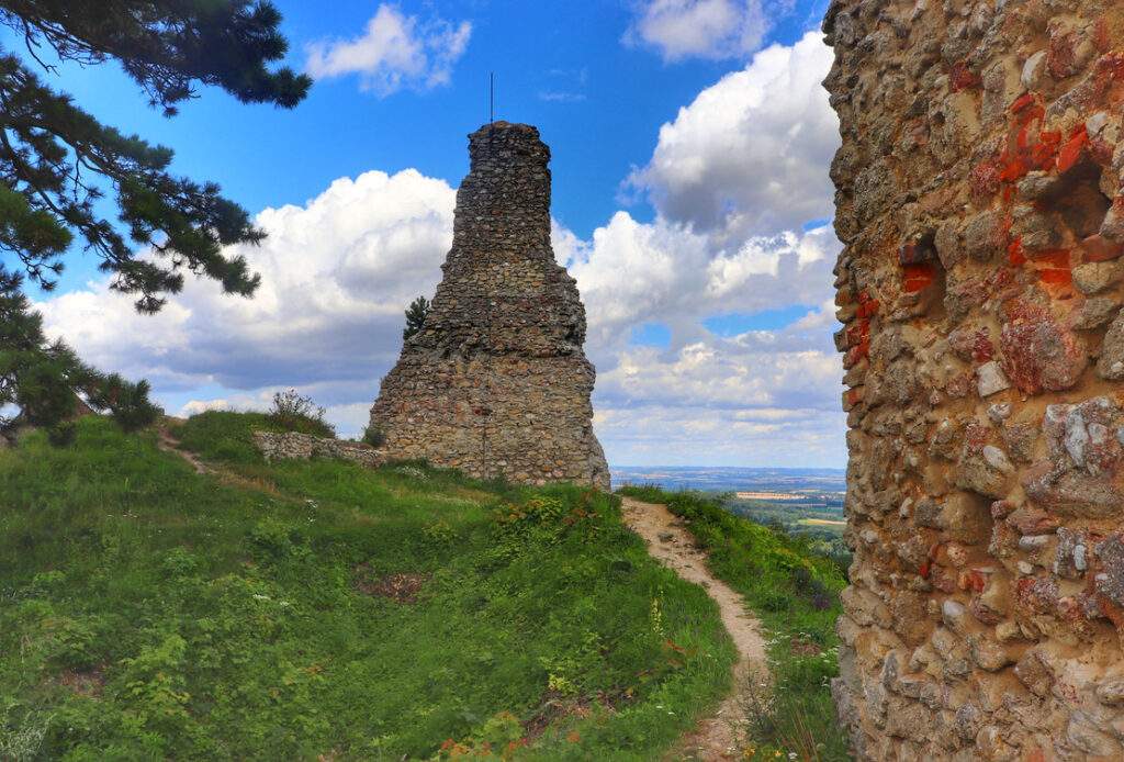 Wąska ścieżka prowadząca przy ruinach zamku - Stary Jiczyn w Czechach, letnie popołudnie