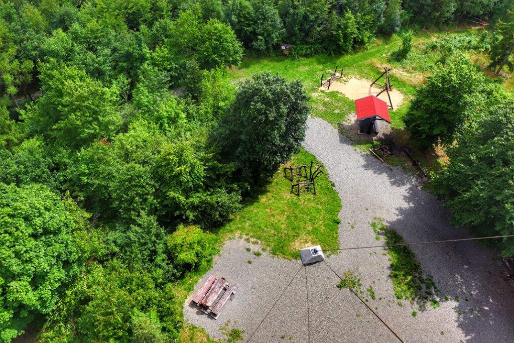 Widok na plac na Granicznym Wierchu z wieży widokowej, wiata turystyczna, ławki, plac zabaw