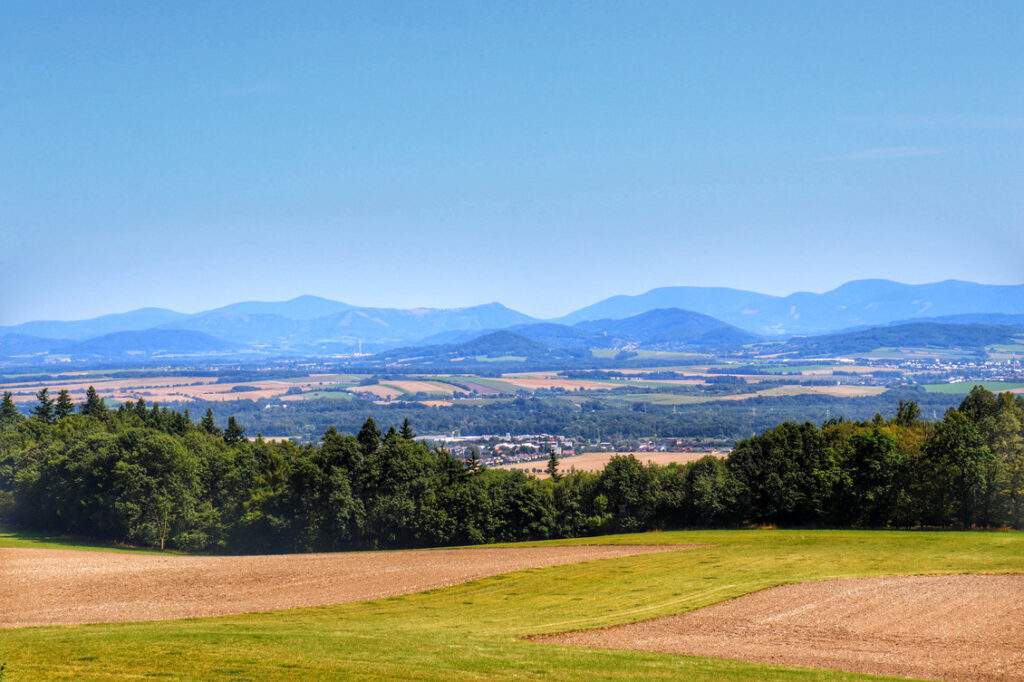 Widok na pola, góry z wieży widokowej Pohoř - Olšová w Czechach