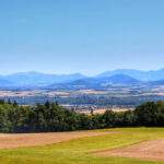 Widok na pola, góry z wieży widokowej Pohoř - Olšová w Czechach