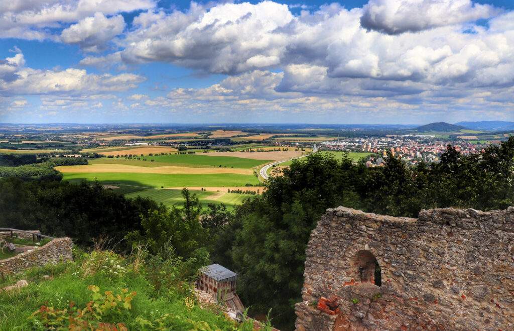 Widok rozpościerający się z ruin zamku w Starým Jičínie w Czechach