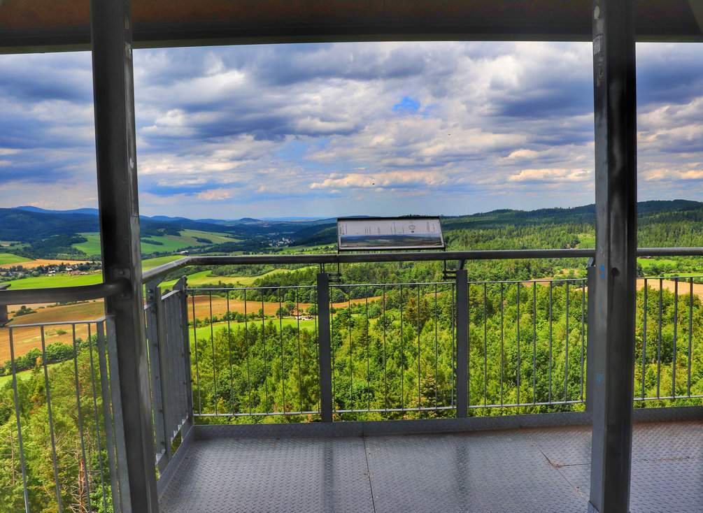 Widok rozpościerający się z wieży widokowej na Granicznym Wierchu, tablica z panoramą, zieleń lata