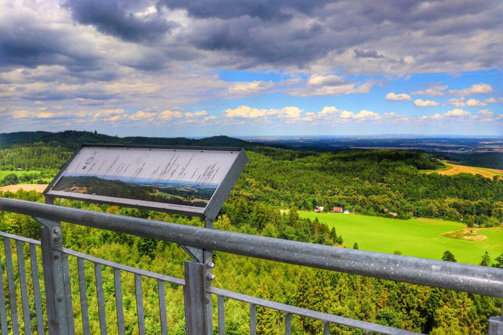 Widok rozpościerający się z wieży widokowej na Granicznym Wierchu, tablica z panoramą, zieleń lata