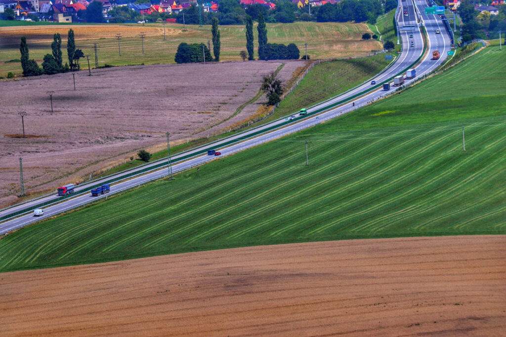 Widok z murów zamku w Starým Jičínie na pola, drogę, zabudowania 