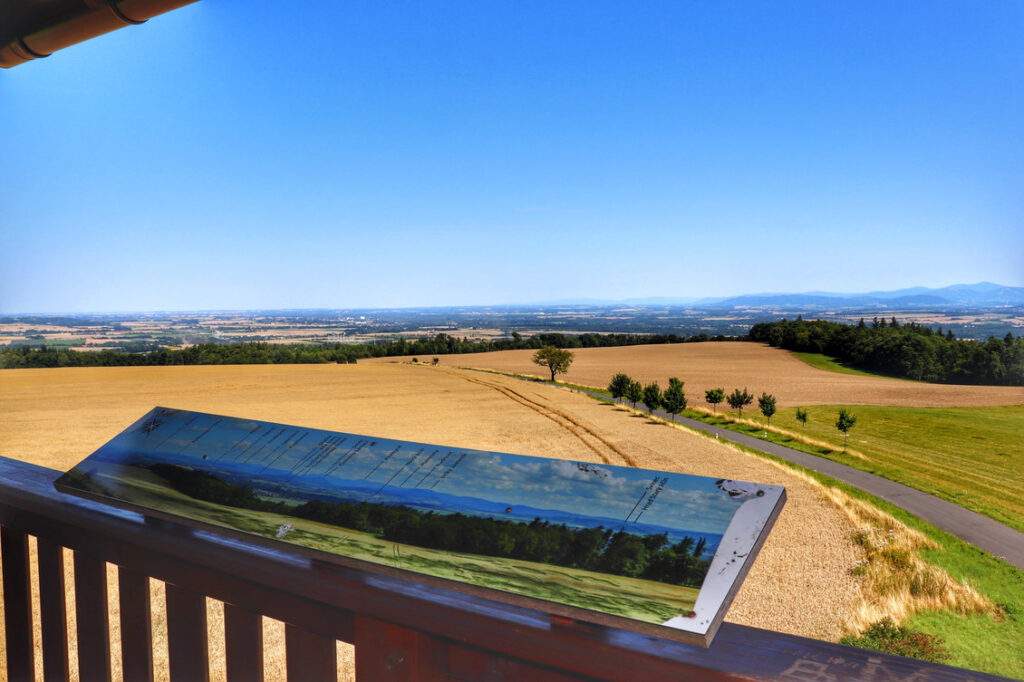 Widok z wieży widokowej Pohoř - Olšová - Czechy, tablica z opisem panoramy, niebieskie niebo