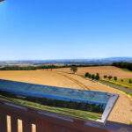 Widok z wieży widokowej Pohoř - Olšová - Czechy, tablica z opisem panoramy, niebieskie niebo