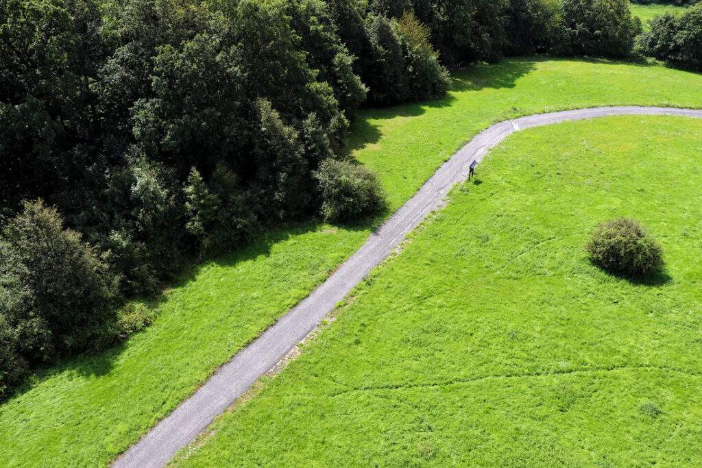 Widok z wieży widokowej na drogę prowadzącą na wzgórze Okrouhlá