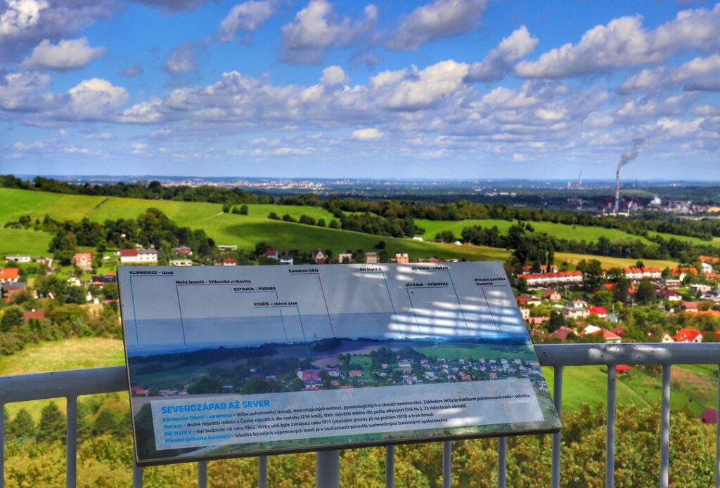 Taras widokowy, tablica opisująca panoramę - wieża widokowa Okrouhlá na Morawach 