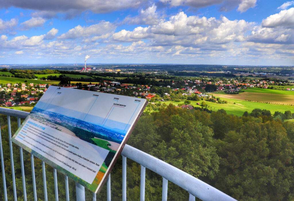 Taras widokowy na wzgórzu Okrouhlá z tablicą prezentującą panoramę widoczną z wieży