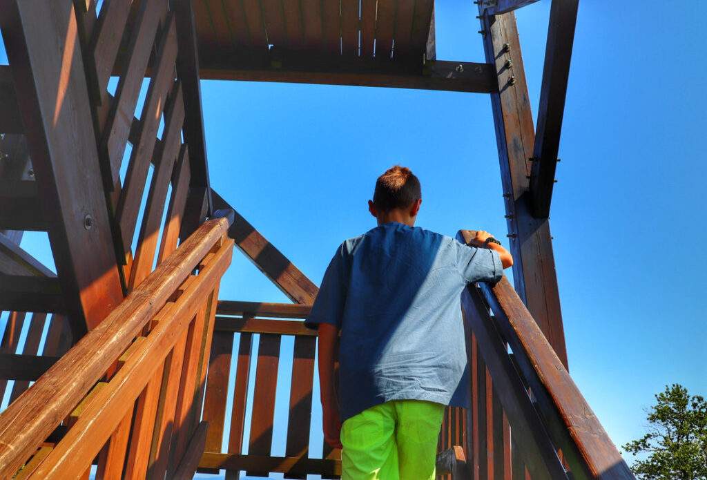 Dziecko wychodzące po schodach, wieża widokowa Pohoř - Olšová w Czechach