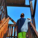 Dziecko wychodzące po schodach, wieża widokowa Pohoř - Olšová w Czechach