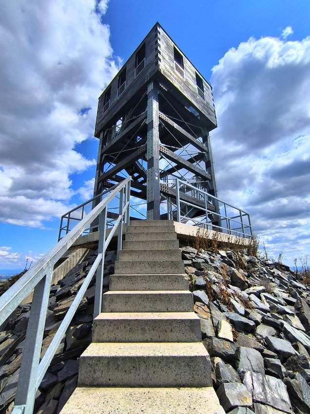 Odry w Czechach - wieża widokowa Veselská z oryginalną konstrukcją, kamiennymi schodami, w tle błękitne niebo ozdobione białymi chmurami