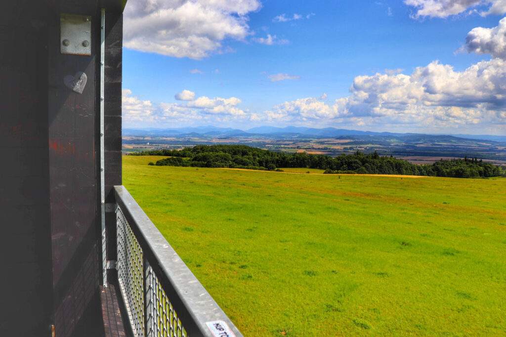 Polana, krajobraz górski - wieża widokowa Veselská, Czechy