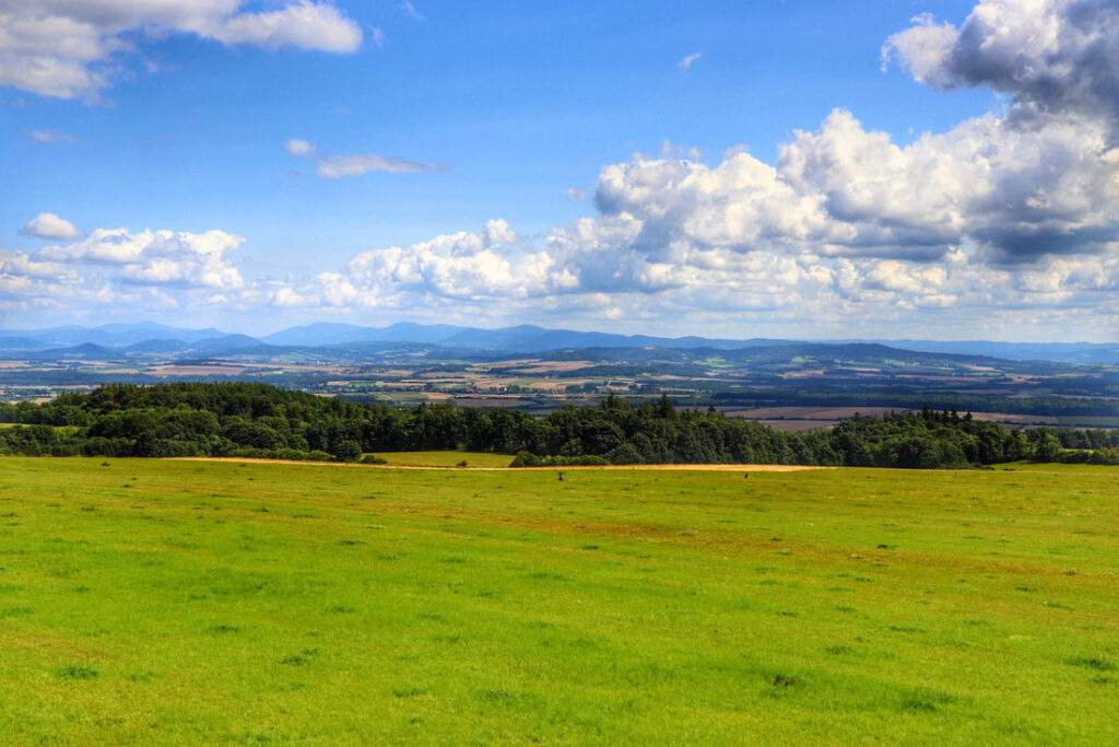 Sielski, letni krajobraz podziwiany z wieży widokowej Veselská