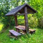 Zadaszony stół z ławkami na trasie prowadzącej do wieży widokowej na Skalce w Górach Opawskich