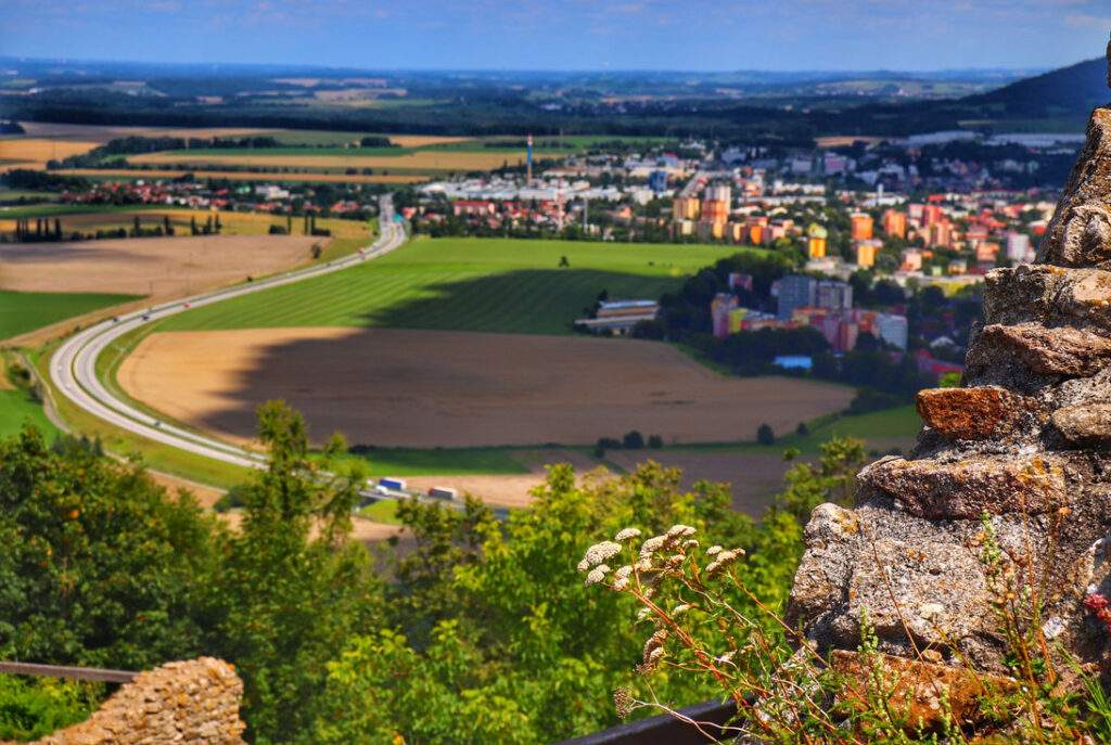 Zamek Stary Jiczyn w Czechach - z murów roztacza się malowniczy widok na wijącą się drogę, okoliczne miasteczko i złociste pola