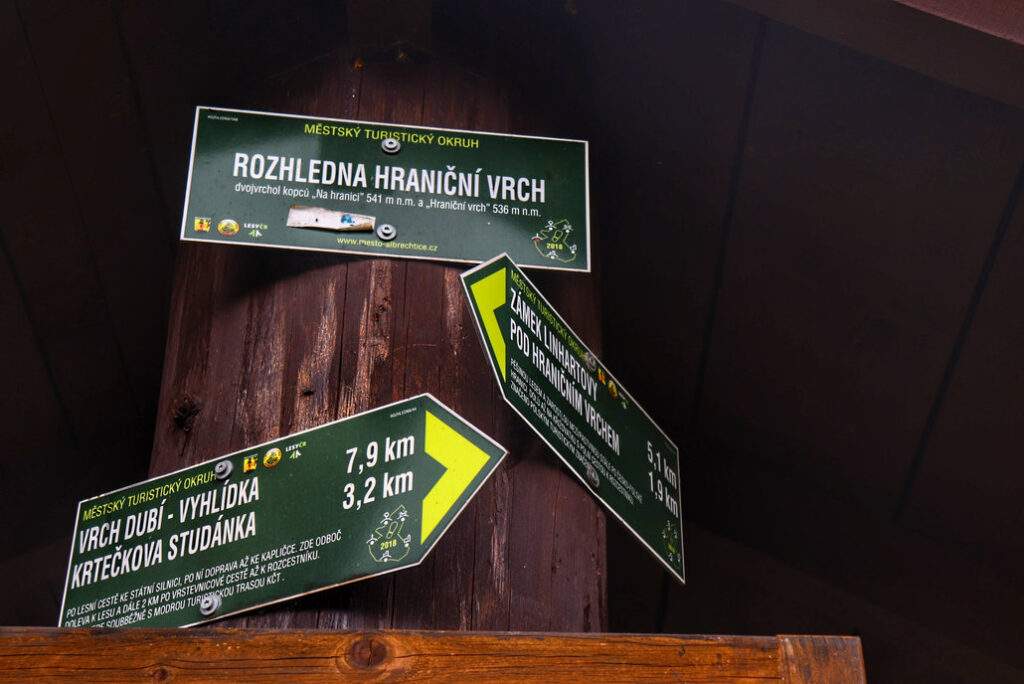 Zielona tabliczka na szczycie - Wieża widokowa na Granicznym Wierchu