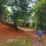 Dziecko spacerujące po terenie ruin zamku Vikštejn w Czechach, w otoczeniu jesiennego krajobrazu