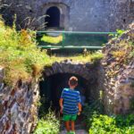 Dziecko schodzące do piwnic zamkowych - ruiny zamku Lichnice w Czechach