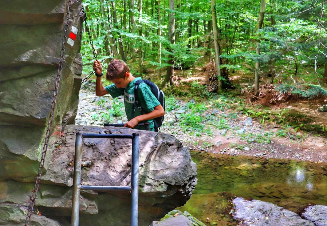 Dziecko, skały, drabinka i łańcuch - Šilinkův důl w Górach Żelaznych