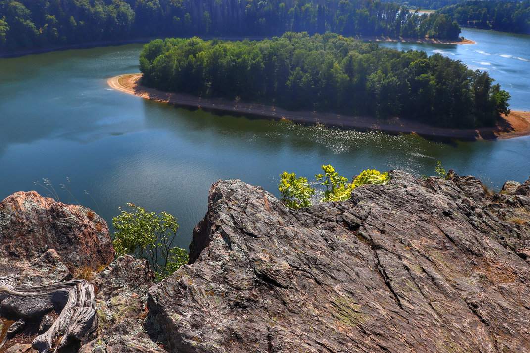 Skały z wspaniałym widokiem na zbiornik Seč i wyspę - Mały Oheb w Czechach
