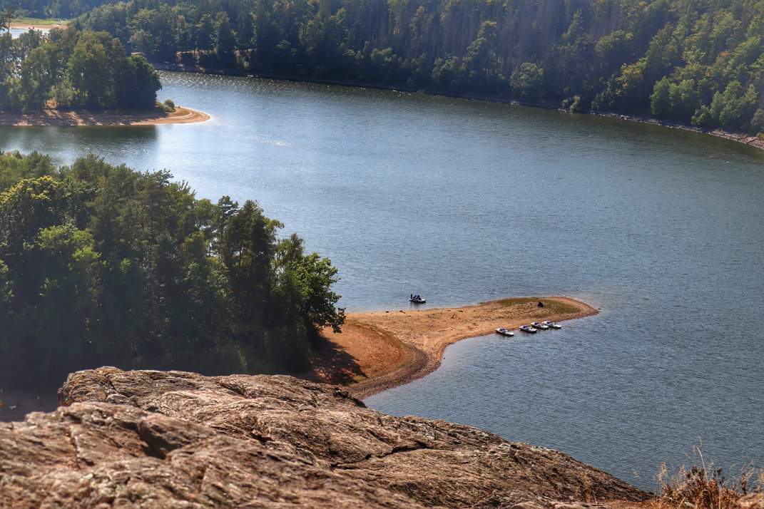 Widok rozpościerający się z punktu widokowego Mały Oheb na niesamowity zbiornik Seč w Czechach