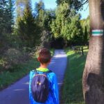 Mały turysta w drodze przez osiedle Kozińce w Wiśle - zielony szlak, asfaltowa droga