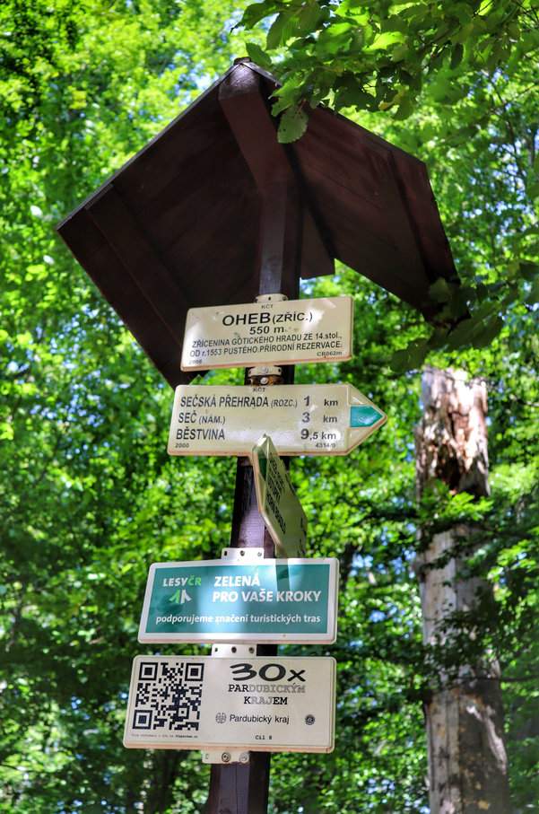 Oheb (zříc.) - biała tabliczka, słup z drogowskazami