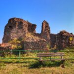 Widok na ruiny zamku Lichnice w Górach Żelaznych