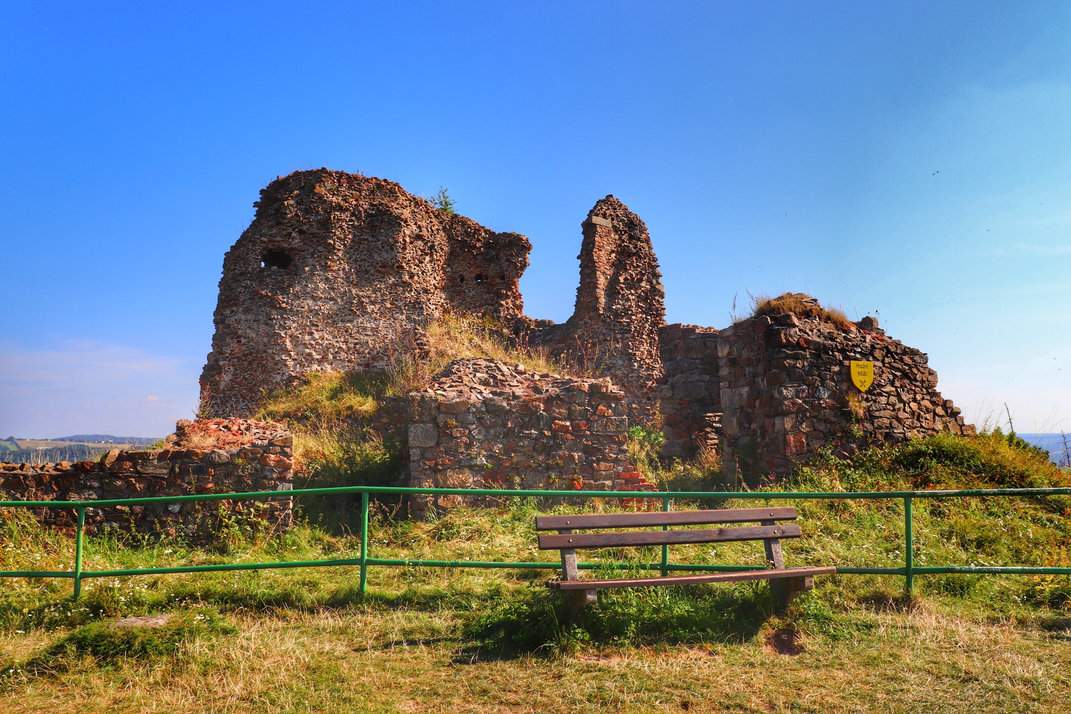 Widok na ruiny zamku Lichnice w Górach Żelaznych