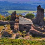 Ruiny zamku Lichnice widziane z wieży widokowej Milada, Góry Żelazne, Czechy