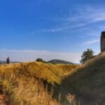 Turysta na ścieżce biegnącej wzdłuż murów ruin zamku Lichnice w Czechach
