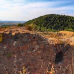 Widok rozciągający się z ruin zamku Lichnice w Górach Żelaznych w Czechach, w letnie popołudnie