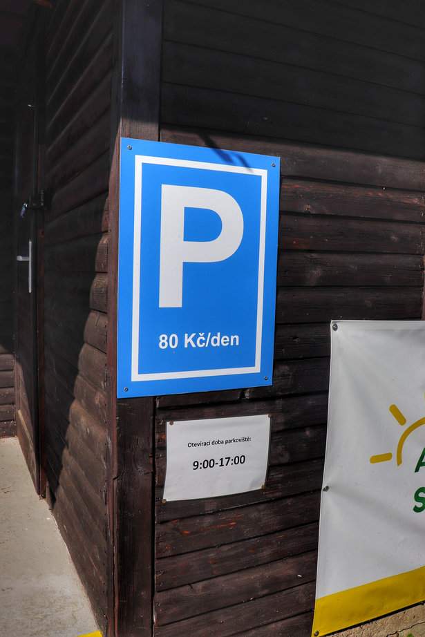 Znak informacyjny przy parkingu z godzinami otwarcia i cennikiem - Ruiny zamku Oheb (Parkoviště Seč)