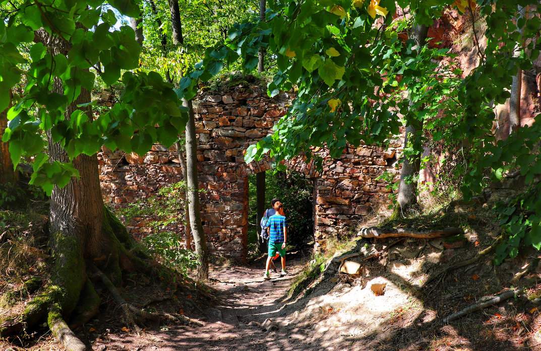 Turysta z dzieckiem - ruiny zamku Oheb w Czechach