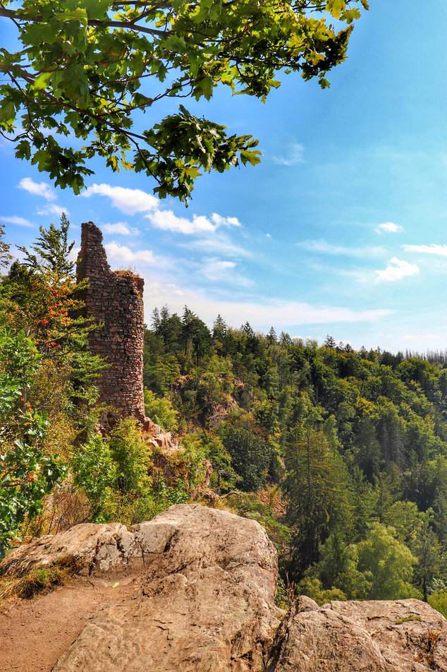 Strome, wysokie urwisko - ruiny zamku Oheb w Górach Żelaznych