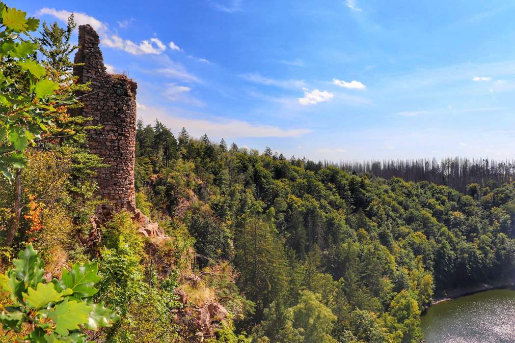 Widok na strome, wysokie urwisko - ruiny zamku Oheb w Górach Żelaznych