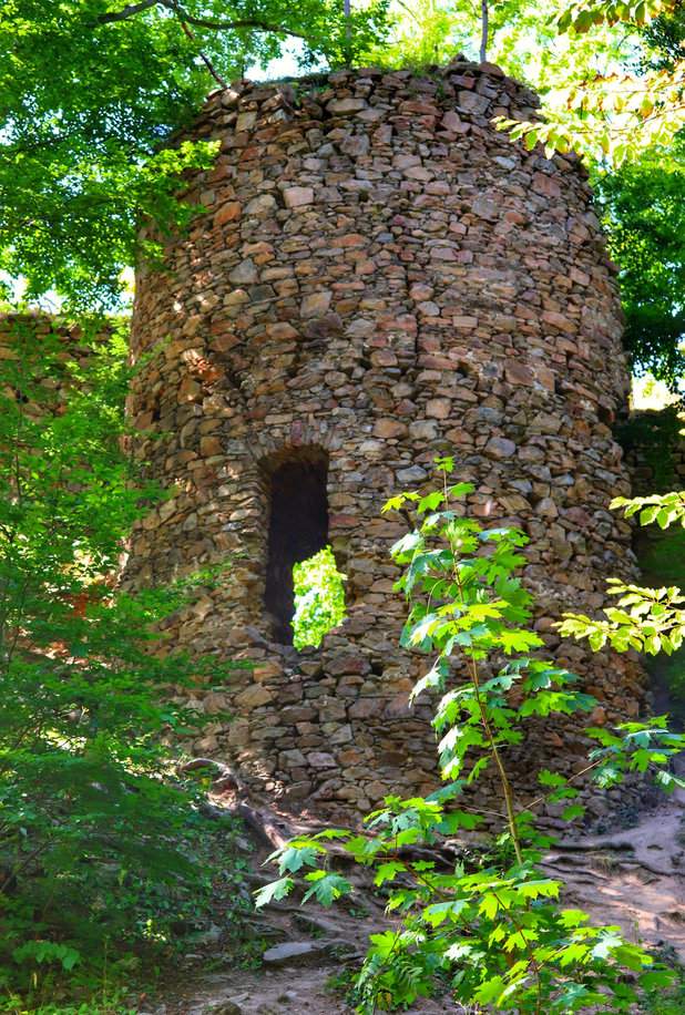 Ruiny zamku Oheb w Górach Żelaznych
