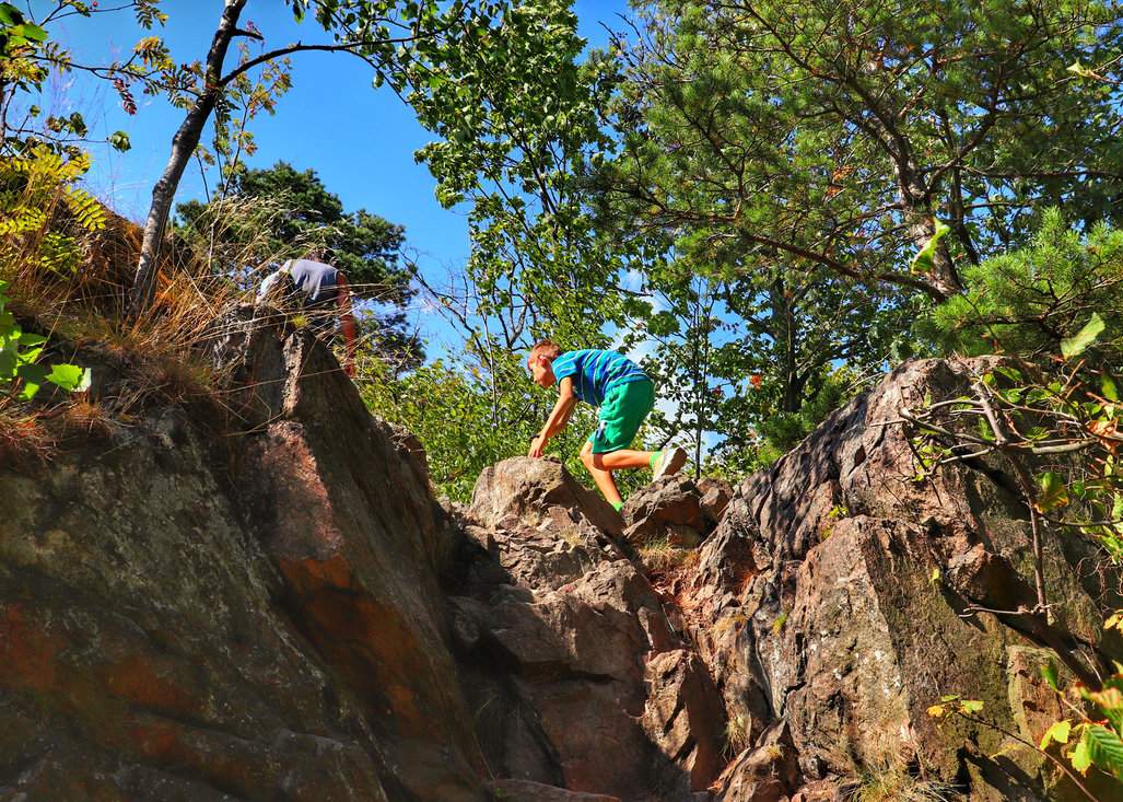Turysta z dzieckiem na stromym, skalnym podejściu - Mały Oheb, Góry Żelazne