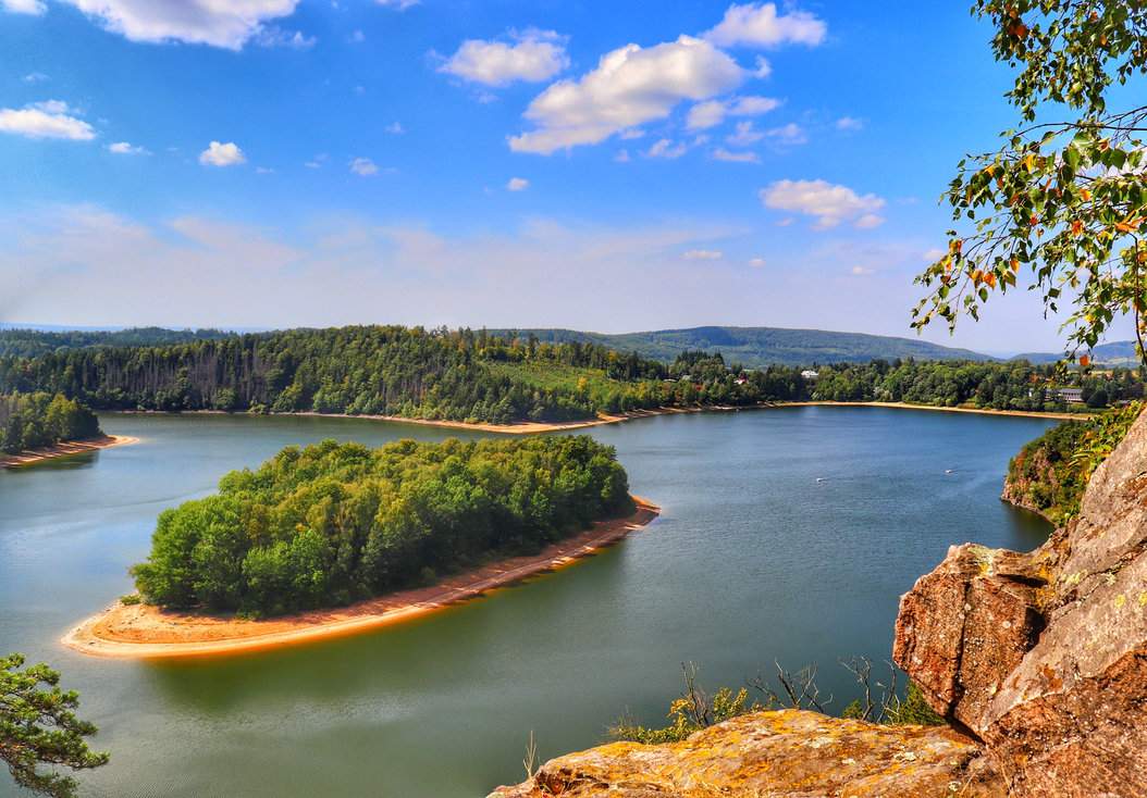 Skalny punkt widokowy w okolicach ruin zamku Oheb w Górach Żelaznych w Czechach - przepiękny widok na zbiornik Seč w letni dzień