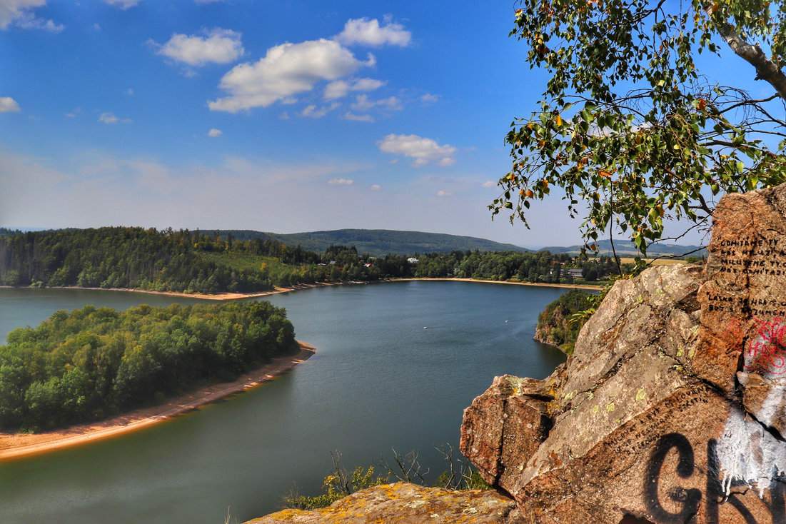 Skalny punkt widokowy Oheb w Czechach – przepiękny widok na zbiornik Seč w piękny, słoneczny dzień