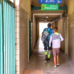 Turyści - dziecko z tatą, przechodzący na stację kolejową wzdłuż czerwonego szlaku prowadzącego do przepaści Hranická propast, Czechy