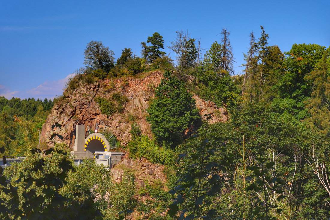 Tunel i ruiny zamku Vildštejn w Górach Żelaznych
