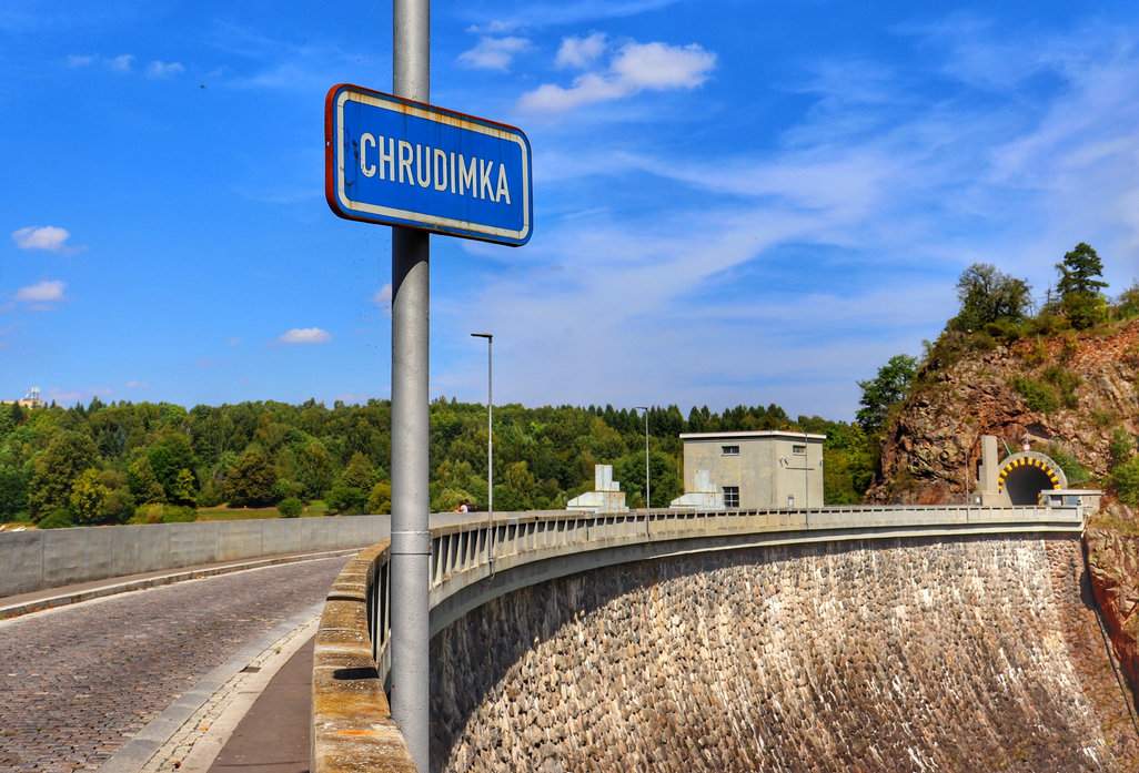 Tunel i zapora zbiornika Seč na rzece Chrudimce - niebieska tablica z białym napisem w Czechach