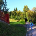 Turyści - tata z dzieckiem na drodze z betonowych płyt, osiedle Kozińce w Wiśle