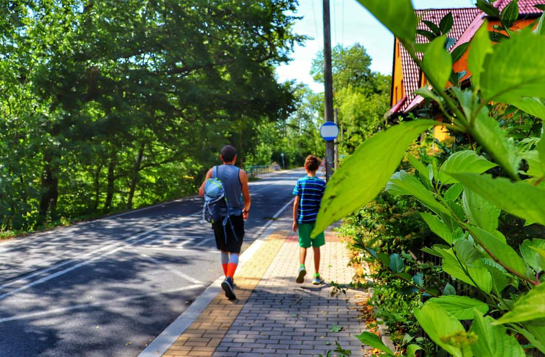 Turysta z dzieckiem w drodze do ruin zamku Oheb