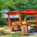 Drewniana wiata turystyczna i kosz przy szlaku prowadzącym do ruin zamku Oheb