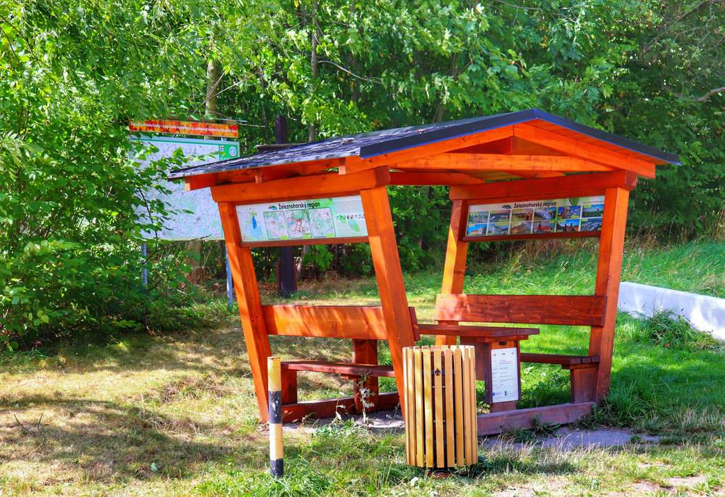 Drewniana wiata turystyczna i kosz przy szlaku prowadzącym do ruin zamku Oheb