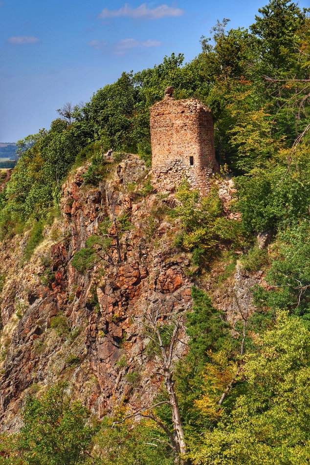 Widok na skalne urwisko, na którym wznoszą się ruiny zamku Oheb